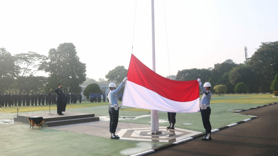 Bendera Merah Putih Dibentangkan dan Irup melakukan Hormat kepada bendera merah putih