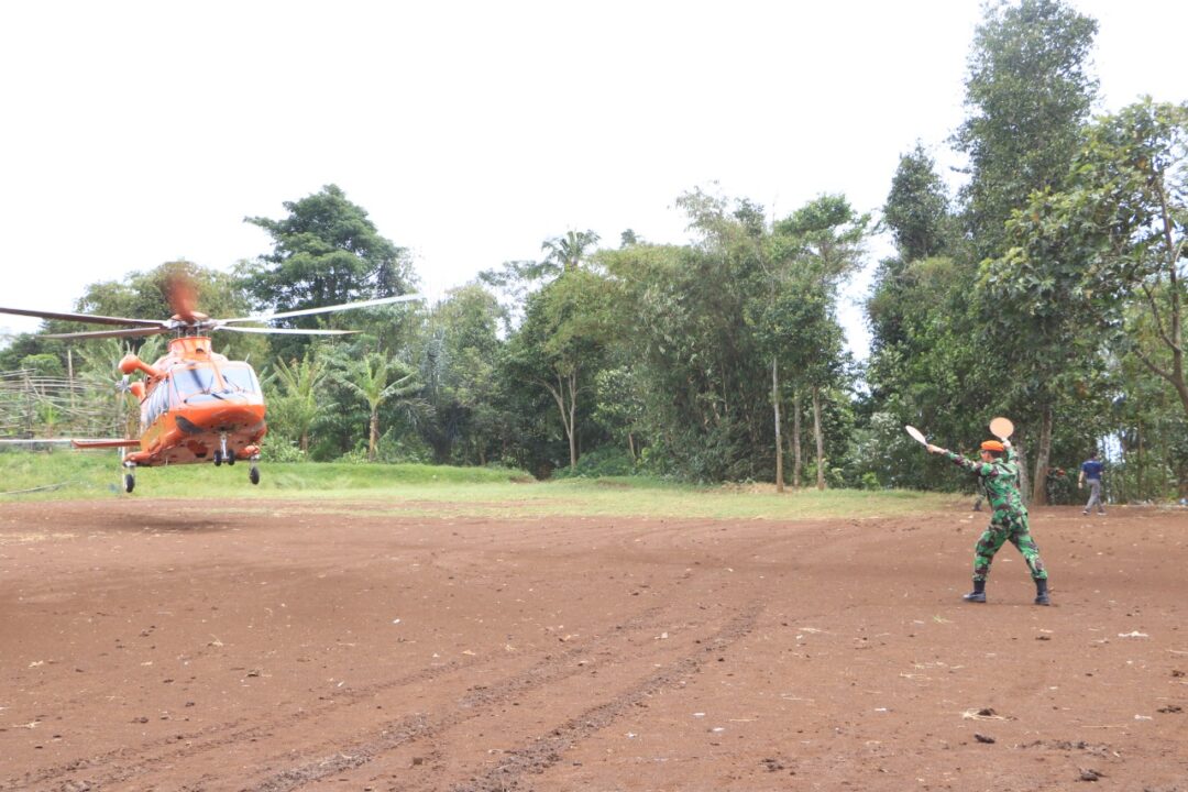 Pesawat Helikopter Membawa Bantuan Sosial Koopsud I Bagi Masyarakat Cianjur