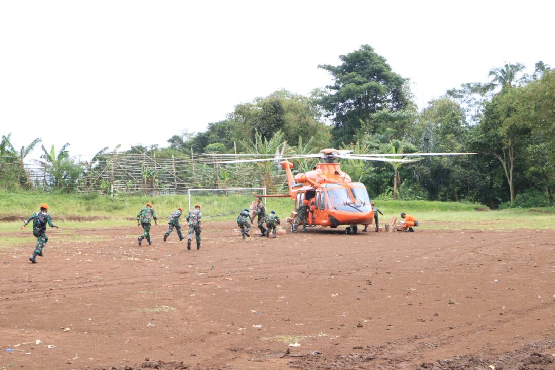 Pesawat Helikopter Membawa Bantuan Sosial Koopsud I Bagi Masyarakat Cianjur
