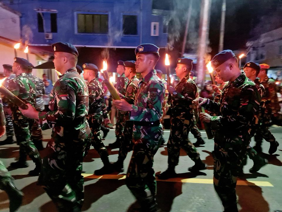 Personel Lanud Raden Sadjad Natuna Berpartisipasi dalam Upacara Taptu dan Pawai Obor Peringatan HUT ke-79 Kemerdekaan RI di Natuna