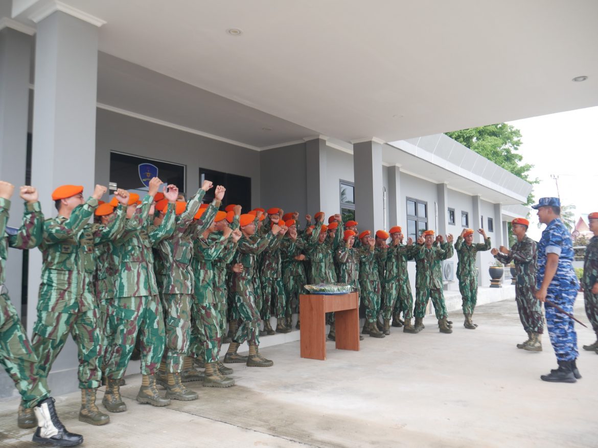 HUT Ke-77 Kopasgat, Danlanud RSA Natuna Serahkan Tumpeng di Denhanud 477