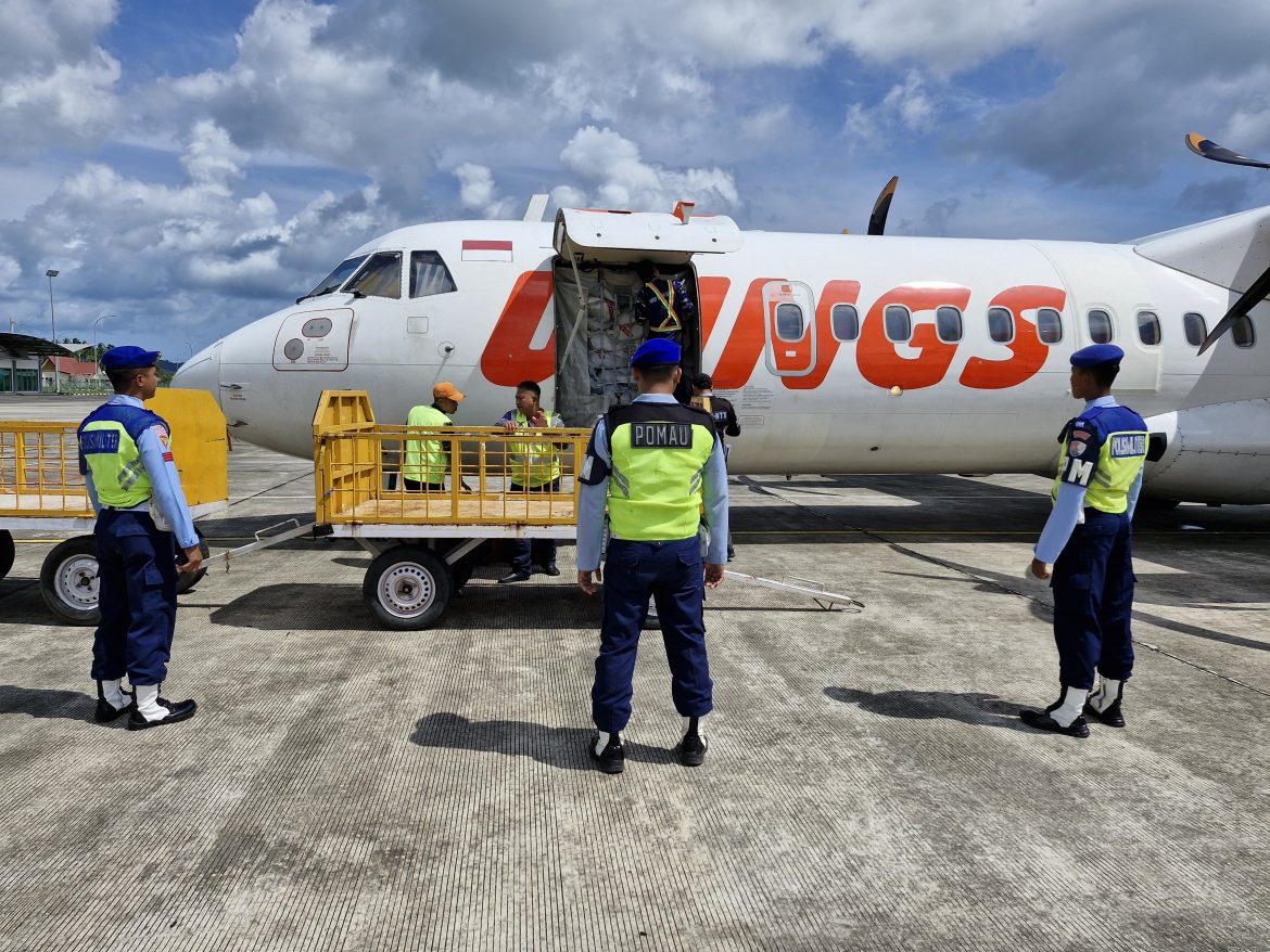 Personel Lanud Raden Sadjad Kawal Logistik Pilkada Diterima dengan Aman di Bandara Raden Sadjad Natuna