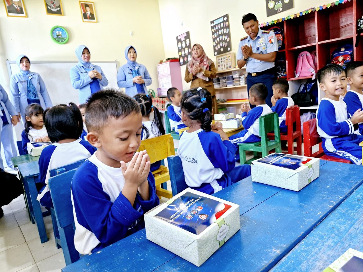 Lanud Raden Sadjad Beri Asupan Gizi Gratis untuk 200 Anak TK dan SD di Natuna