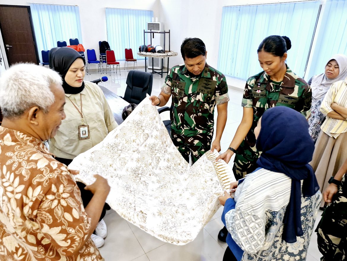 TNI AU Lanud Raden Sadjad Natuna dan BRGM Kembangkan Keterampilan Batik Cap Masyarakat Rehabilitasi Mangrove di Natuna