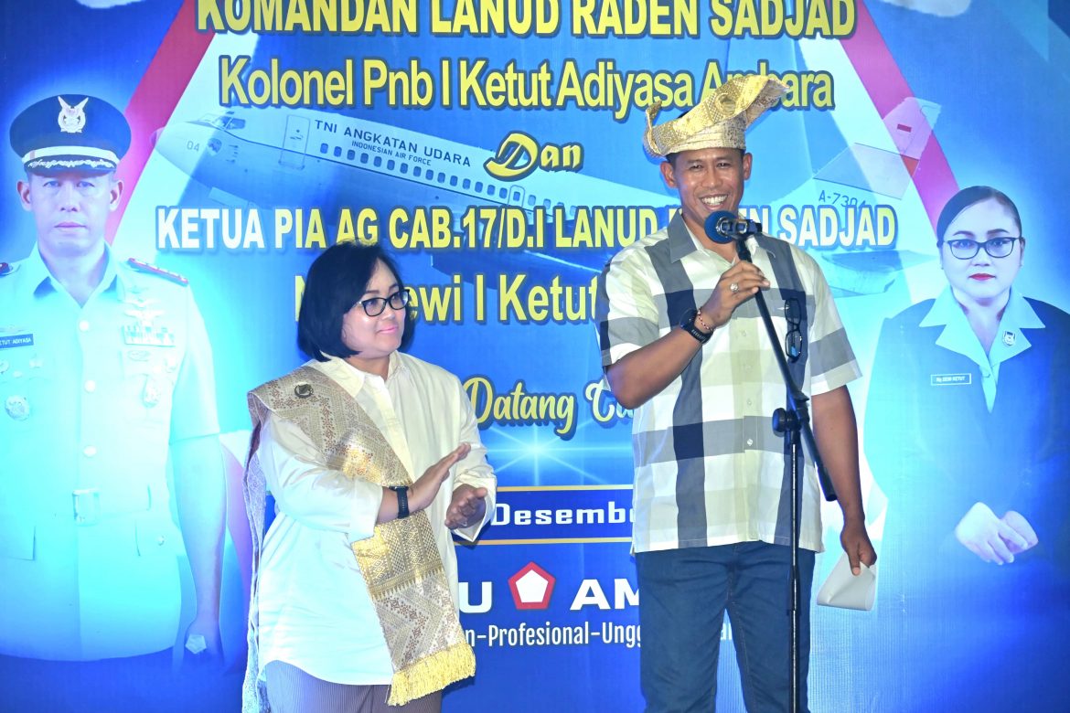 Danlanud RSA Gelar Malam Refresment dan Perkenalan sebagai Awal Kebersamaan Baru Komandan Lanud Raden Sadjad (RSA) Natuna, Kolonel Pnb I Ketut Adiyasa Ambara, bersama Ketua PIA Ardhya Garini Cabang 17/D.I Lanud RSA, Ny. Dewi I Ketut Adiyasa, menyelenggarakan acara Refresment dan perkenalan bertempat di Hanggar Timur Lanud RSA, Natuna, Provinsi Kepulauan Riau, Senin (16/12/2024) malam. Dalam sambutannya, Danlanud RSA menyampaikan harapannya agar momen ini menjadi langkah awal yang baik dalam membangun kebersamaan dan memperkokoh sinergi di antara seluruh personel Lanud RSA. "Semoga acara ini menjadi fondasi untuk memperkuat hubungan kerja yang harmonis dan menciptakan semangat baru demi keberhasilan tugas yang diemban," ucap Danlanud RSA. Kegiatan ini dihadiri oleh para Kepala Dinas, Dansatrad 212 Ranai, Dandenhanud 477 Kopasgat, Danskadron Udara 52, Pengurus PIA Ardhya Garini Cabang 17/D.I, Ketua PIA Ardhya Garini Ranting, Perwira, Bintara, Tamtama, Pegawai Negeri Sipil (PNS) Lanud RSA, serta perwakilan personel Satrad 212 dan Denhanud 477 Kopasgat. Acara Refresment ini juga menjadi wadah penting bagi seluruh keluarga besar Lanud RSA untuk menyampaikan aspirasi, berbagi pengalaman, dan memperkuat komitmen dalam mendukung tugas-tugas strategis Lanud RSA. Kehadiran Ketua PIA Ardhya Garini Cabang 17/D.I Lanud RSA turut menambah makna dalam memperkuat sinergi antara organisasi PIA dan satuan kerja di Lanud RSA. Kegiatan ini ditutup dengan ramah tamah yang berlangsung dalam suasana penuh kehangatan dan kebersamaan. Dengan semangat baru yang terbangun melalui acara ini, Lanud RSA diharapkan dapat menjalankan tugas-tugasnya dengan lebih baik dan mencapai hasil yang optimal.