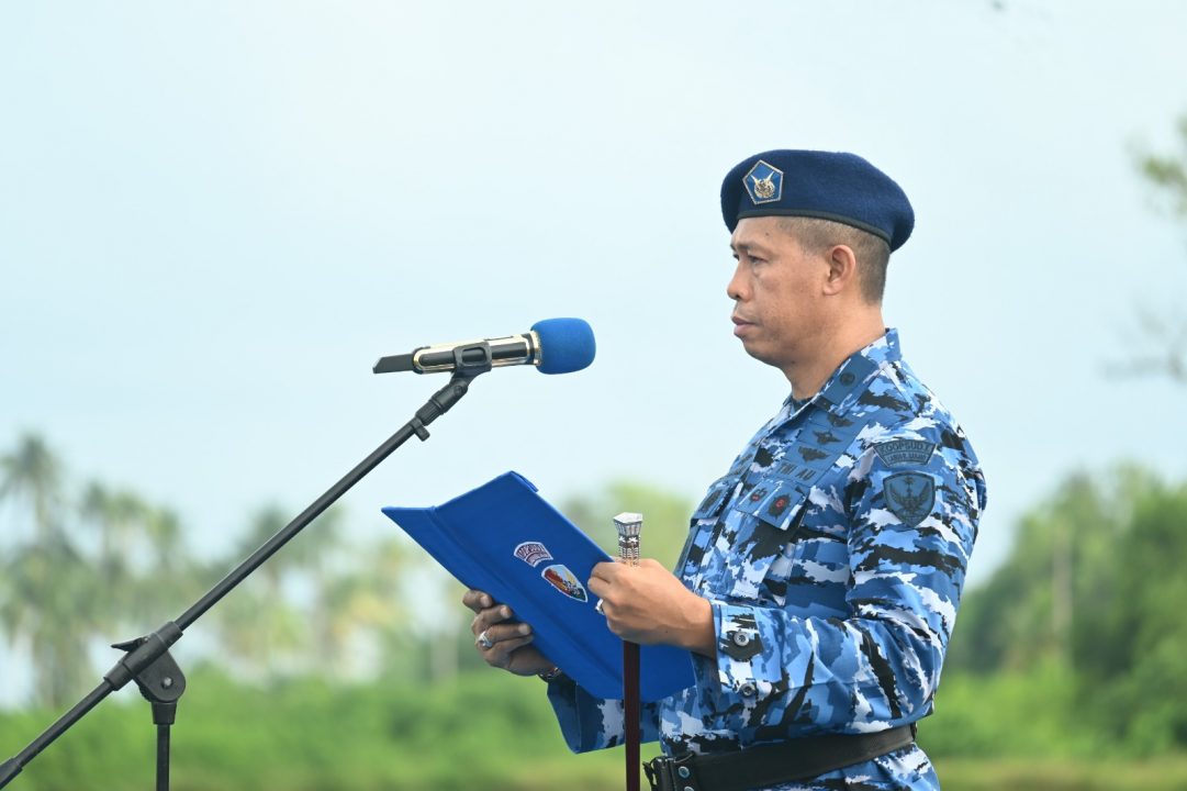 Komandan Pangkalan TNI AU Raden Sadjad ( Danlanud RSA) Natuna, Kolonel Pnb I Ketut Adiyasa Ambara, memimpin upacara bendera bulanan di Main Apron Base Ops Lanud RSA, Natuna, Provinsi Kepri, Selasa (17/12/2024). Pada kesempatan tersebut, Danlanud membacakan amanat Panglima Komando Operasi Udara Nasional (Pangkoopsudnas), Marsekal Madya TNI Ir. Tedi Rizalihadi S., M.M.

Dalam amanatnya, Pangkoopsudnas menggarisbawahi capaian dan tantangan Koopsudnas sepanjang tahun 2024. Beberapa keberhasilan yang disampaikan termasuk pengamanan Pilkada serentak, bantuan kemanusiaan untuk korban bencana alam di berbagai wilayah, serta partisipasi dalam misi kemanusiaan internasional seperti distribusi logistik pasca-badai tropis Kristine di Filipina. Selain itu, pelaksanaan Manuver Lapangan dan Fire Power Demo Latihan Angkasa Yudha di Lumajang juga mendapatkan apresiasi atas kesuksesannya.

Adapun beberapa Penekanan Amanat Pangkoopsudnas sebagai berikut diantaranya;

1.	Keimanan dan Ketakwaan - Menjadikan nilai-nilai spiritual sebagai landasan moral prajurit dalam kedinasan maupun kehidupan sehari-hari.

2.	Keselamatan Terbang dan Kerja (Lambangja) - Meningkatkan perhatian terhadap potensi risiko untuk mencegah insiden dengan menjalankan prosedur sesuai SOP.

3.	Menolak Perilaku Menyimpang - Tegas menolak fenomena LGBT, judi online, dan pembinaan yang berlebih terhadap yunior, sesuai instruksi Panglima TNI dan pimpinan TNI AU.
4.	Kesiapsiagaan Menghadapi Cuaca Ekstrem - Mengantisipasi dampak musim hujan, termasuk banjir dan tanah longsor, serta selalu siap membantu masyarakat.
5.	Perayaan Natal dan Tahun Baru - Menghimbau seluruh personel untuk memperhatikan keselamatan dan keamanan selama pelaksanaan cuti.

Di akhir amanat, Pangkoopsudnas memberikan ucapan Selamat Natal 2024 dan Tahun Baru 2025 kepada seluruh personel. Ia juga mengingatkan pentingnya introspeksi dan evaluasi guna meningkatkan kinerja di tahun mendatang.

Upacara ini menjadi momentum refleksi akhir tahun, sekaligus penegasan komitmen Lanud RSA dalam mendukung tugas-tugas Koopsudnas dan menjaga kedaulatan udara nasional. 