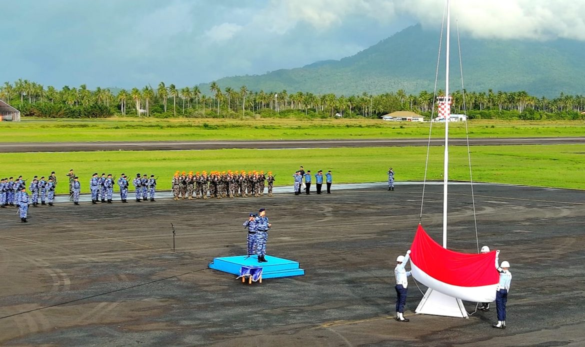 Komandan Pangkalan TNI AU Raden Sadjad ( Danlanud RSA) Natuna, Kolonel Pnb I Ketut Adiyasa Ambara, memimpin upacara bendera bulanan di Main Apron Base Ops Lanud RSA, Natuna, Provinsi Kepri, Selasa (17/12/2024). Pada kesempatan tersebut, Danlanud membacakan amanat Panglima Komando Operasi Udara Nasional (Pangkoopsudnas), Marsekal Madya TNI Ir. Tedi Rizalihadi S., M.M. Dalam amanatnya, Pangkoopsudnas menggarisbawahi capaian dan tantangan Koopsudnas sepanjang tahun 2024. Beberapa keberhasilan yang disampaikan termasuk pengamanan Pilkada serentak, bantuan kemanusiaan untuk korban bencana alam di berbagai wilayah, serta partisipasi dalam misi kemanusiaan internasional seperti distribusi logistik pasca-badai tropis Kristine di Filipina. Selain itu, pelaksanaan Manuver Lapangan dan Fire Power Demo Latihan Angkasa Yudha di Lumajang juga mendapatkan apresiasi atas kesuksesannya. Adapun beberapa Penekanan Amanat Pangkoopsudnas sebagai berikut diantaranya; 1. Keimanan dan Ketakwaan - Menjadikan nilai-nilai spiritual sebagai landasan moral prajurit dalam kedinasan maupun kehidupan sehari-hari. 2. Keselamatan Terbang dan Kerja (Lambangja) - Meningkatkan perhatian terhadap potensi risiko untuk mencegah insiden dengan menjalankan prosedur sesuai SOP. 3. Menolak Perilaku Menyimpang - Tegas menolak fenomena LGBT, judi online, dan pembinaan yang berlebih terhadap yunior, sesuai instruksi Panglima TNI dan pimpinan TNI AU. 4. Kesiapsiagaan Menghadapi Cuaca Ekstrem - Mengantisipasi dampak musim hujan, termasuk banjir dan tanah longsor, serta selalu siap membantu masyarakat. 5. Perayaan Natal dan Tahun Baru - Menghimbau seluruh personel untuk memperhatikan keselamatan dan keamanan selama pelaksanaan cuti. Di akhir amanat, Pangkoopsudnas memberikan ucapan Selamat Natal 2024 dan Tahun Baru 2025 kepada seluruh personel. Ia juga mengingatkan pentingnya introspeksi dan evaluasi guna meningkatkan kinerja di tahun mendatang. Upacara ini menjadi momentum refleksi akhir tahun, sekaligus penegasan komitmen Lanud RSA dalam mendukung tugas-tugas Koopsudnas dan menjaga kedaulatan udara nasional.