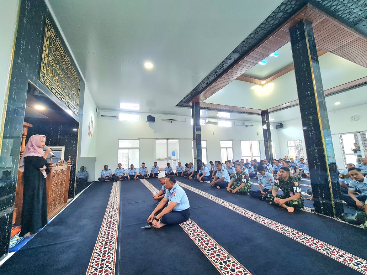 Sholat Dhuha dan Ceramah: Wujud Syukur Personel Lanud Raden Sadjad Natuna Personel Lanud Raden Sadjad (RSA) Natuna melaksanakan kegiatan rutin ibadah sholat dhuha di Masjid Mina Lanud RSA, Natuna, Provinsi Kepri, Rabu (18/12/2024). Kegiatan ini dipimpin oleh Kabintalid Lanud RSA, Mayor Sus Agus Salim, S.Ag., dengan rangkaian acara berupa sholat dhuha, doa bersama, dan ceramah keagamaan. Ceramah kali ini disampaikan oleh Ustadzah Agnes Moneka dari Universitas Sekolah Tinggi Agama Islam (STAI) Kabupaten Natuna. Dalam ceramahnya, Ustadzah Agnes mengingatkan para jamaah untuk senantiasa menjauhi larangan-larangan Allah SWT serta memperbanyak shalawat kepada Nabi Muhammad SAW. Ia juga menekankan bahwa bersholawat adalah wujud cinta umat kepada Rasulullah yang akan membawa keberkahan dalam hidup. Lebih lanjut, Ustadzah Agnes menyampaikan pentingnya menjaga hubungan yang harmonis dengan Allah SWT (habluminallah) dan sesama manusia (habluminannas). "Sholat dhuha merupakan bentuk rasa syukur atas segala nikmat yang telah diberikan Allah SWT, sekaligus ikhtiar untuk memohon kelancaran dan keberkahan dalam pekerjaan serta kehidupan sehari-hari," ujarnya. Kabintalid Lanud RSA menambahkan bahwa kegiatan ini bertujuan untuk memperkuat keimanan dan ketakwaan personel Lanud RSA, sehingga dapat menjadi pribadi yang lebih baik dalam menjalankan tugas dan pengabdian kepada negara. "Dengan rutin melaksanakan ibadah seperti ini, kita tidak hanya mendekatkan diri kepada Allah, tetapi juga memperkuat kebersamaan antar personel Lanud RSA," ungkapnya. Kegiatan rutin ini diharapkan dapat terus menjadi sarana bagi keluarga besar Lanud RSA untuk meningkatkan spiritualitas dan menjaga harmoni dalam kehidupan beragama.