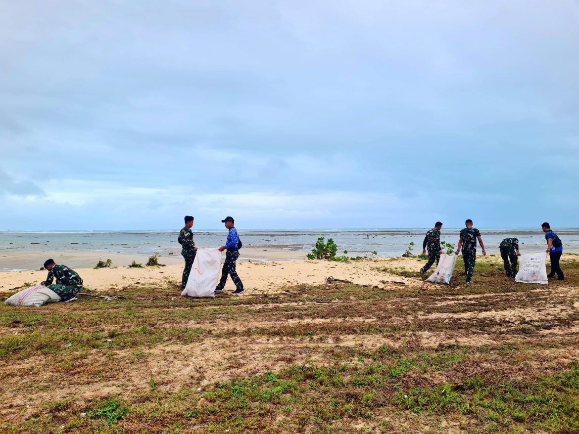 Personel Lanud Raden Sadjad Natuna Bersihkan Pantai, Pastikan Operasional Landasan Tetap Aman