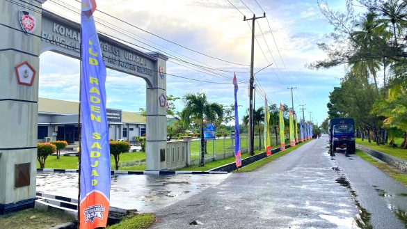 Lanud RSA Natuna Meriahkan HUT ke-79 TNI AU dengan Pemasangan Umbul-Umbul